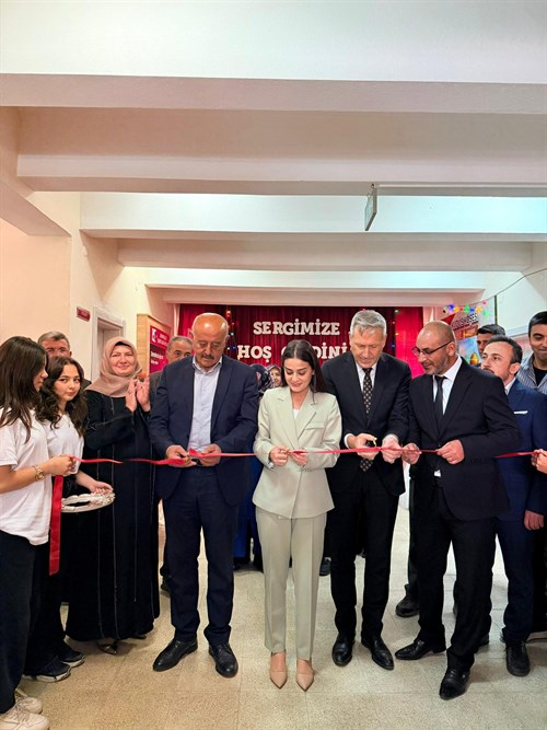 Kaymakamımız Sayın Yıldız YILMAZ İlçe Halk Eğitim Merkezinde Sergi Açılışı Yaptı