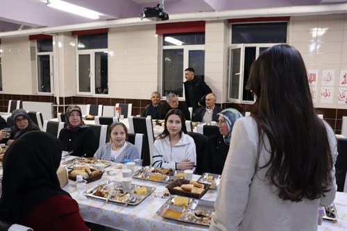 Kaymakamımız Sayın Yıldız YILMAZ İlçe Esnafımız Ahmet YÜKSEL' in Duran Yangın Anadolu İmam Hatip Lisesinde Vermiş Oldu İftar Yemeğine Katıldı